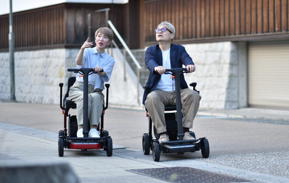 シニアカーで広がる自由と安心｜外出が楽しくなる新しい暮らし【ROBOOTER J+VISION】